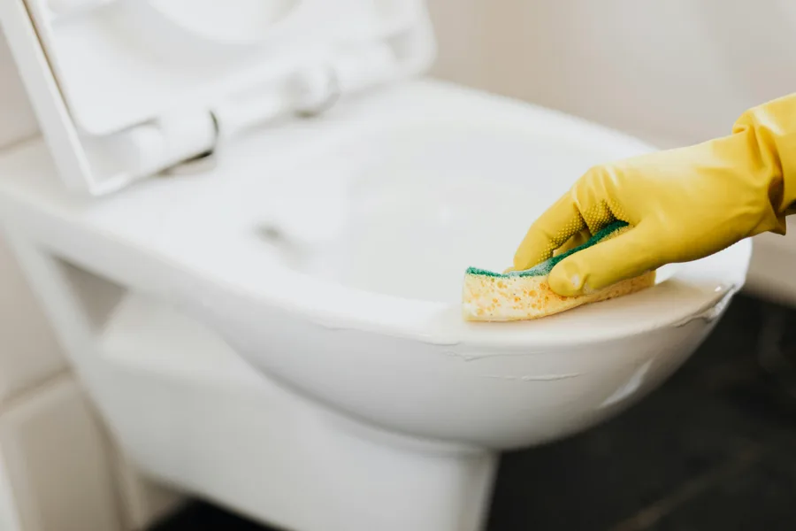 تنظيف وتعقيم المرحاض والحوض والبيديه